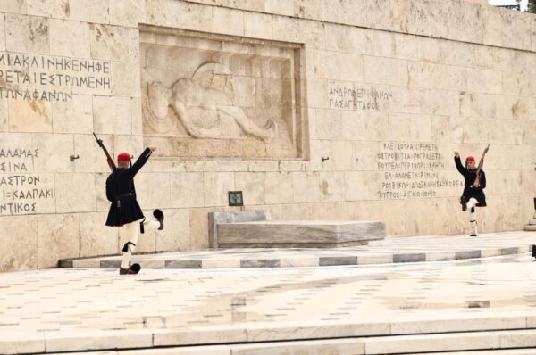 Το μνημείο του ΑΓΝΩΣΤΟΥ ΣΤΡΑΤΙΩΤΗ από τον ΕΠΙΤΑΦΙΟ του Περικλέους ως το ΑΞΙΟΝ ΕΣΤΙ του ΕΛΥΤΗ!