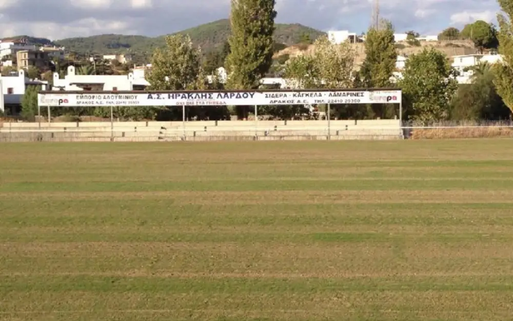 Νέος χλοοτάπητας και διαμόρφωση περιβάλλοντος χώρου στο γήπεδο Λάρδου, από την Περιφέρεια Νοτίου Αιγαίου