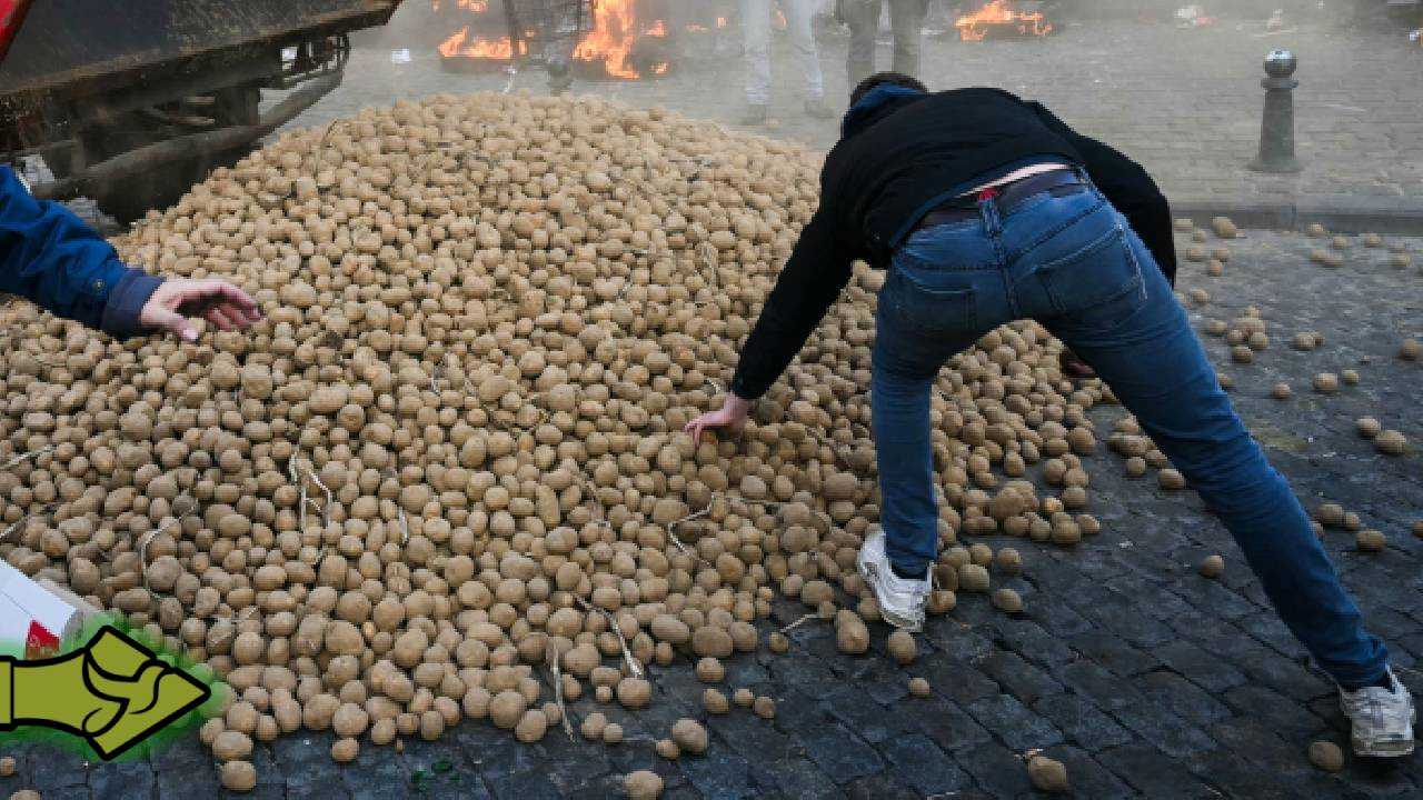 Πολίτες μαζεύουν πατάτες από τον δρόμο – Η ΕΥΡΩΠΗ της Φον Ντερ Λάιεν σε ΠΑΡΑΚΜΗ