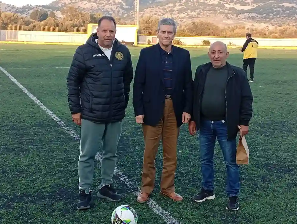 Βραβεύτηκε ο Τσαμπίκος Στρατής στο ημίχρονο από τον Γενικό Αρχηγό του Άγιου Γεώργιου Μαλώνας Μανιό Ντύρο