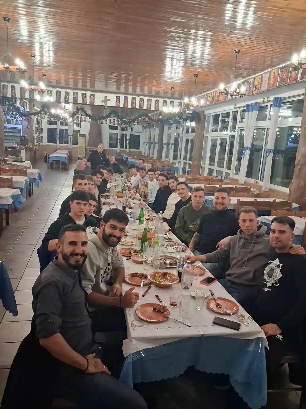 Στην ταβέρνα “Μιμάκος” παραχώρησε γεύμα στους ποδοσφαιριστές ο πρόεδρος του Κλεάνθη Παραδεισίου Σταμάτης Μαχλής