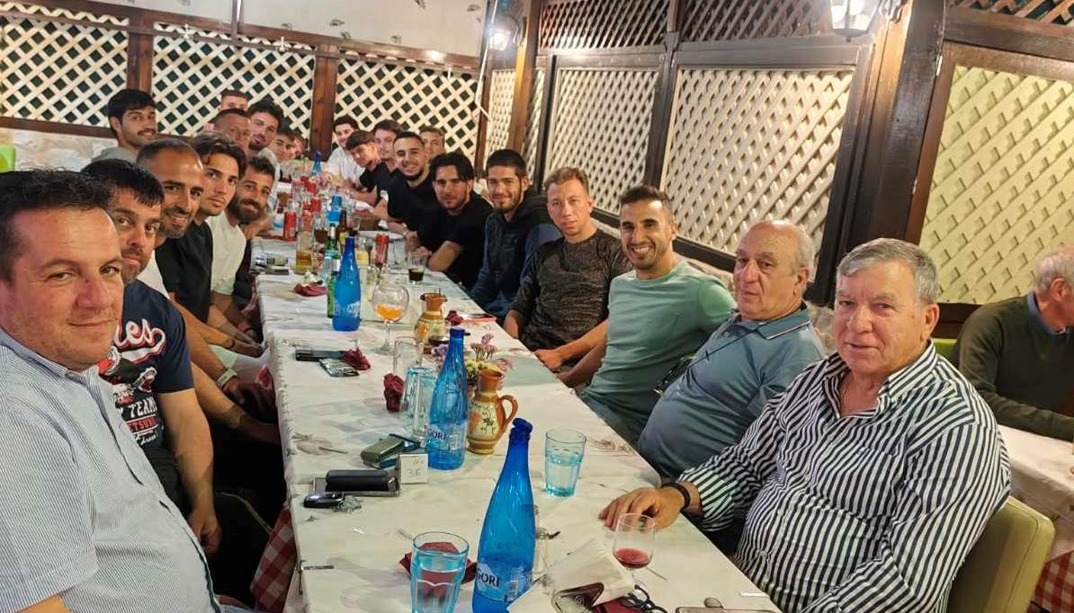 Γεύμα του Σταμάτη Μαχλή σε ποδοσφαιριστές και τεχνικό τιμ του Κλεάνθη