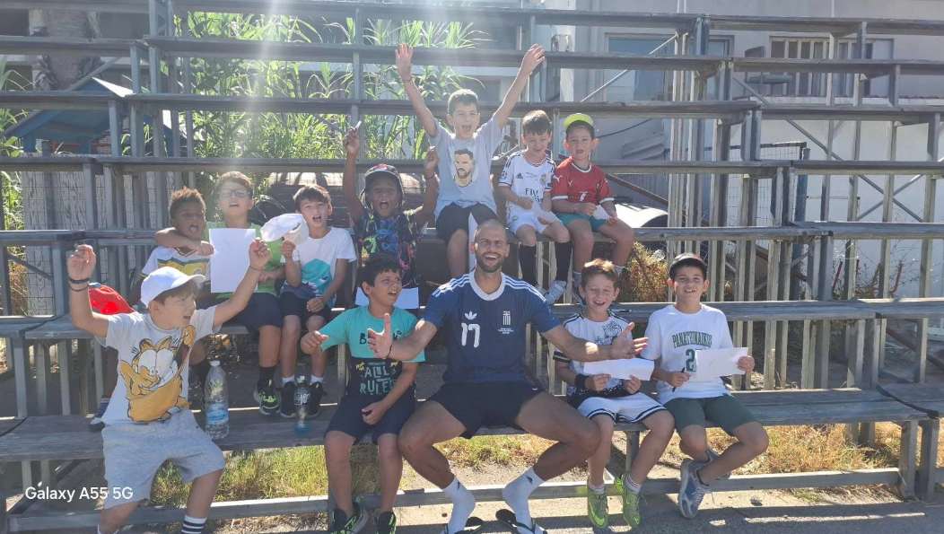 Παντελής Χατζηδιάκος δίπλα στα παιδιά του Summer Camp της Ιαλυσού