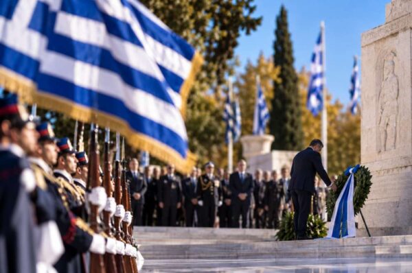 Όταν οι πολιτικοί ξεχνούν τον σεβασμό στα εθνικά σύμβολα!